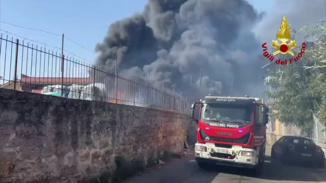 Incendi a Palermo e provincia, vigili del fuoco e 3 canadair in azione Incendi a Palermo e provincia, vigili del fuoco e 3 canadair in azione