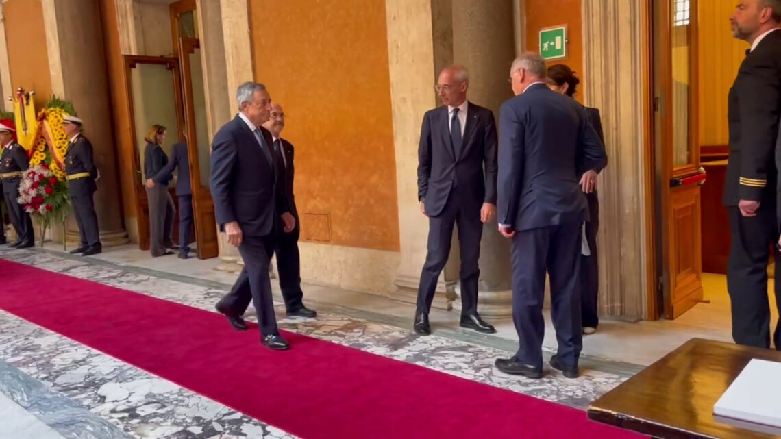 Napolitano, Draghi rende omaggio al feretro in Senato Napolitano, Draghi rende omaggio al feretro in Senato