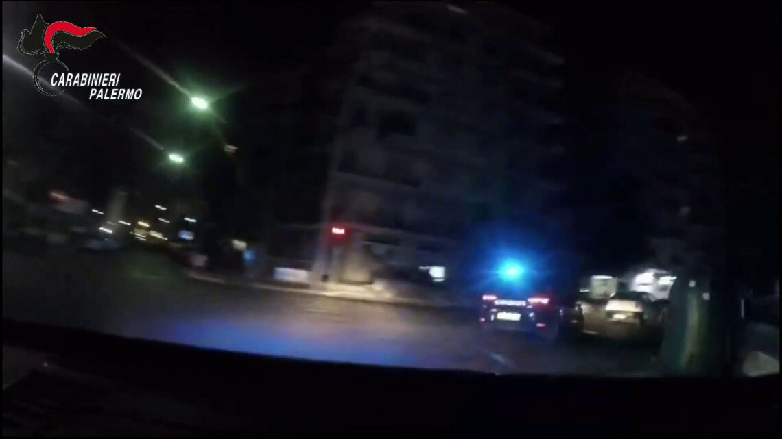 Arrestati a Palermo dopo un furto, le immagini dell’inseguimento Arrestati a Palermo dopo un furto, le immagini dell’inseguimento