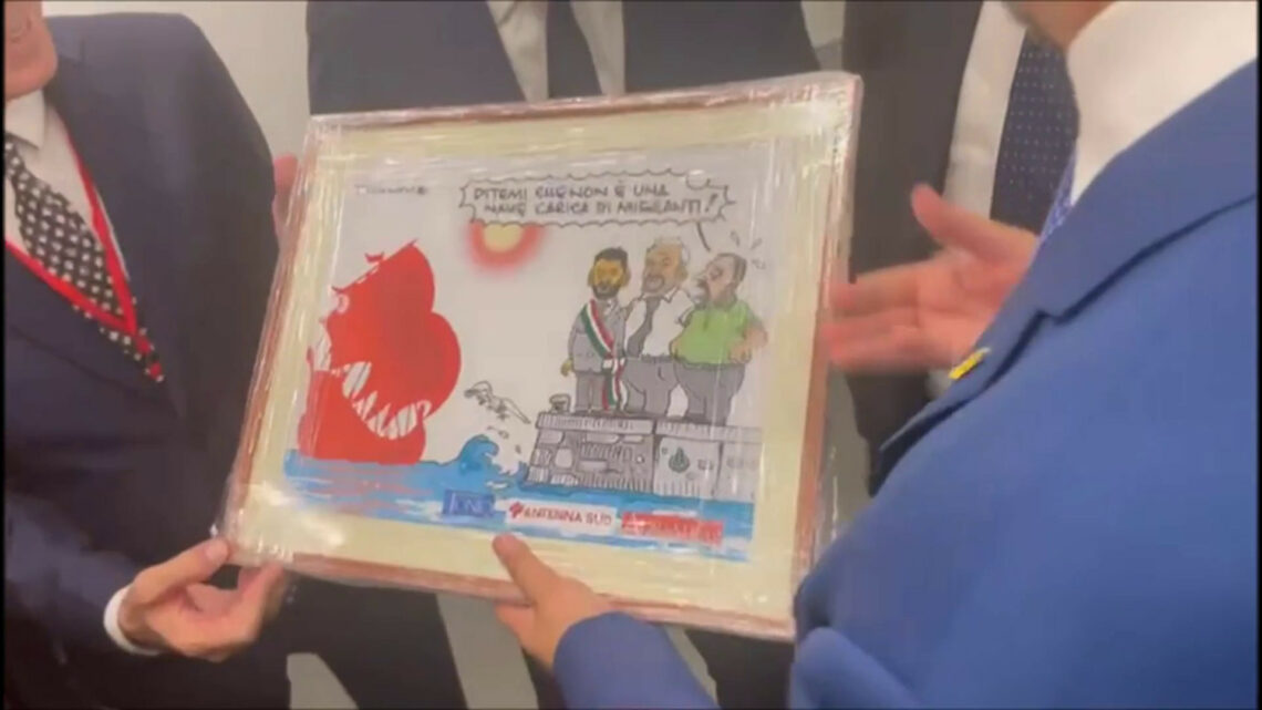 Emiliano e Decaro regalano a Salvini una vignetta sui migranti Emiliano e Decaro regalano a Salvini una vignetta sui migranti