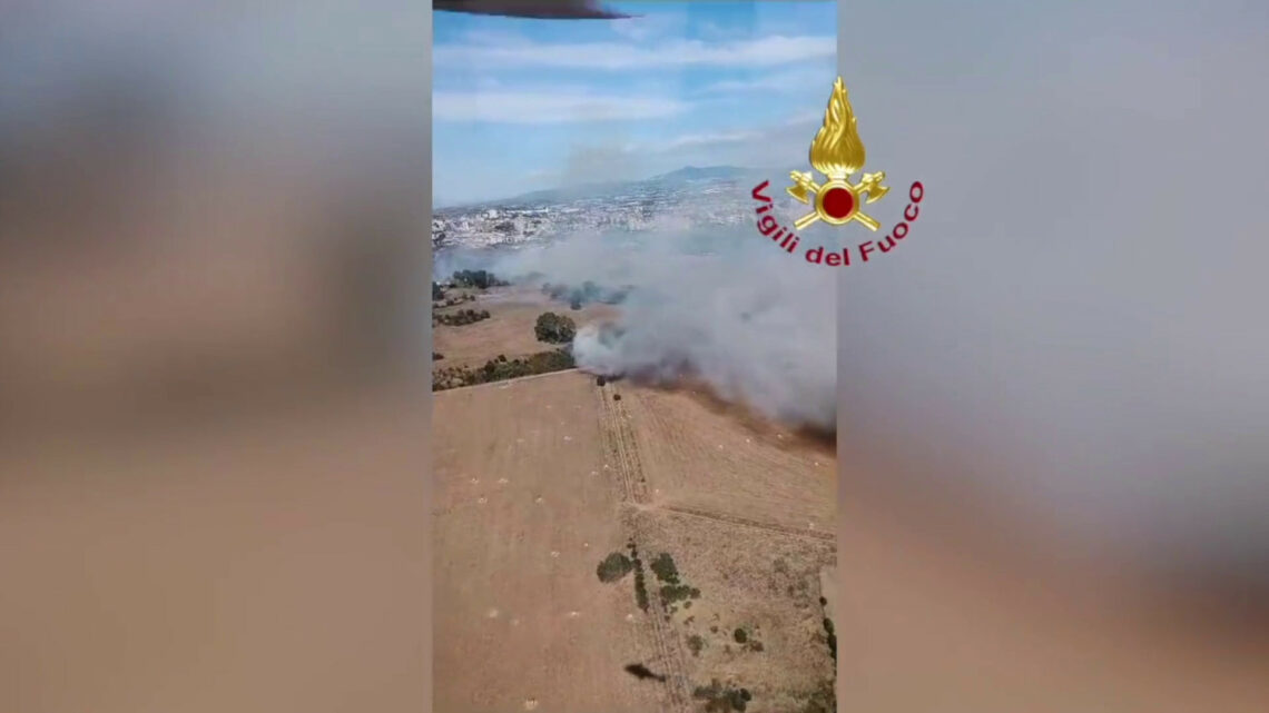Incendio a Pomezia, fiamme minacciano abitazioni Incendio a Pomezia, fiamme minacciano abitazioni