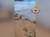 Incendio a Pomezia, fiamme minacciano abitazioni