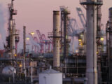 Il petrolio torna a salire, rincari in vista per i carburanti