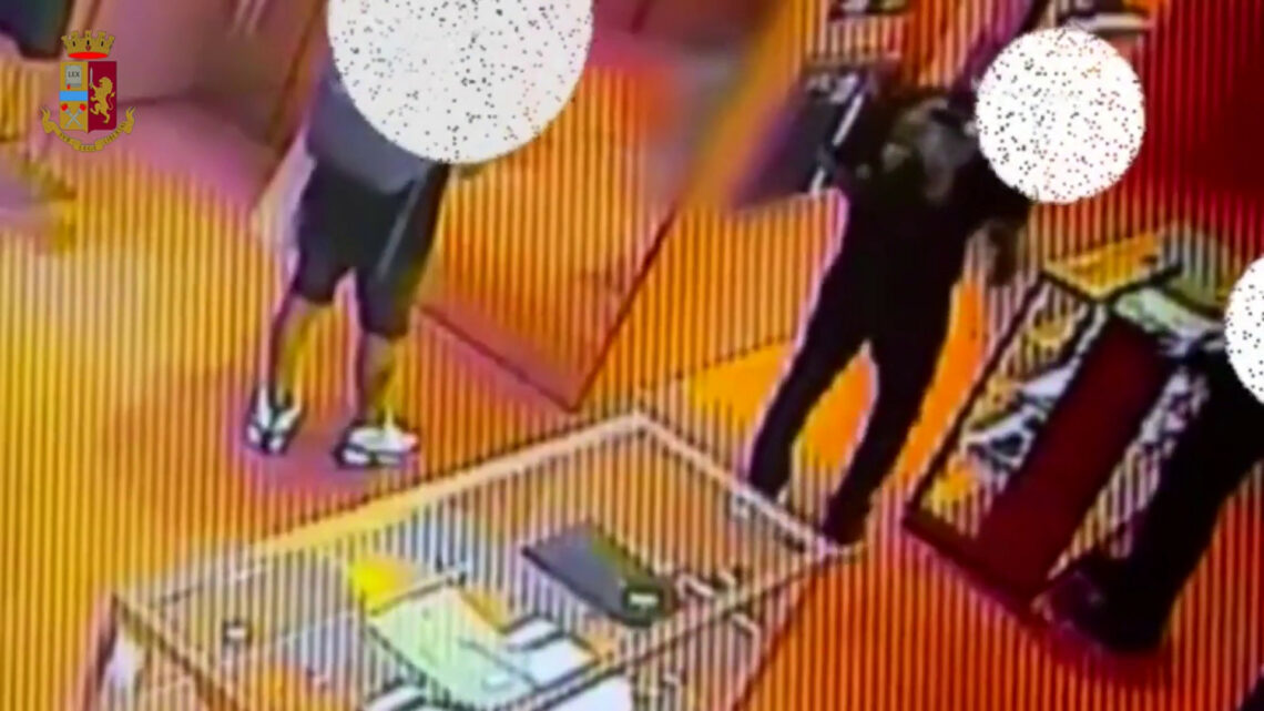 Milano, rubano cappellini e polo in negozi del centro. Due arresti Milano, rubano cappellini e polo in negozi del centro. Due arresti