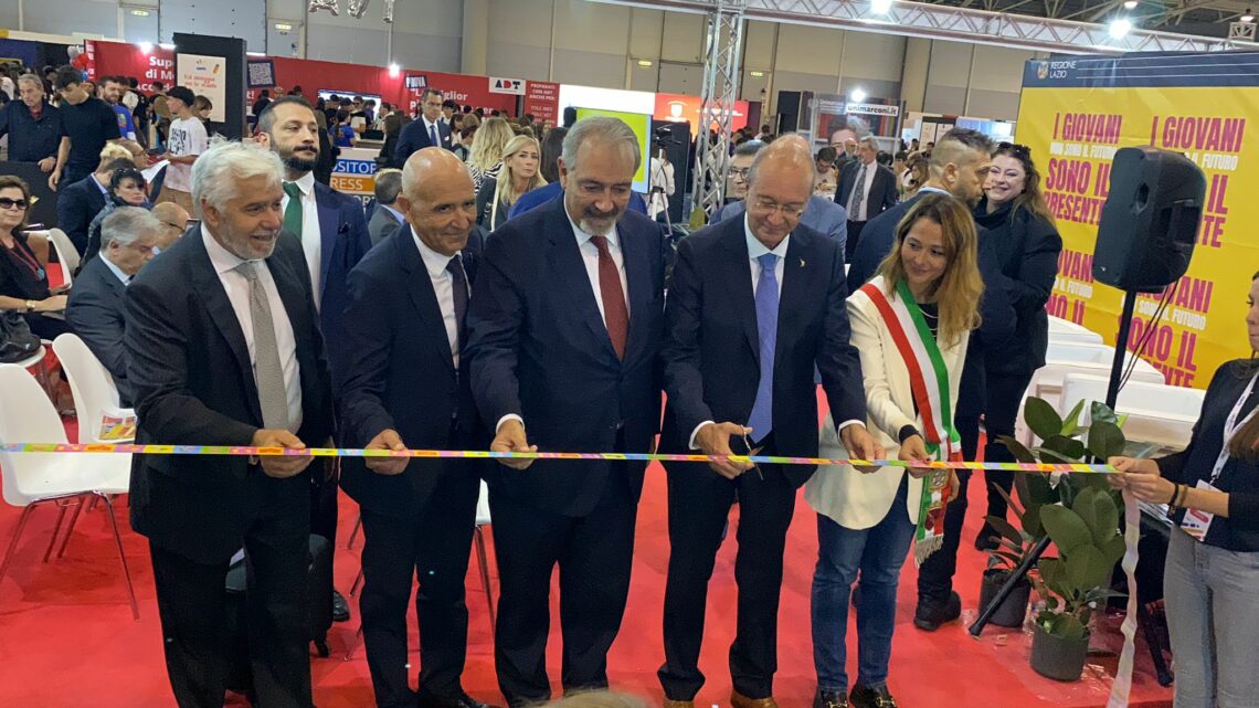 Salone Nazionale dello Studente e dell’Educazione Finanziaria: Un Ponte Verso il Futuro Salone Nazionale dello Studente e dell’Educazione Finanziaria: Un Ponte Verso il Futuro