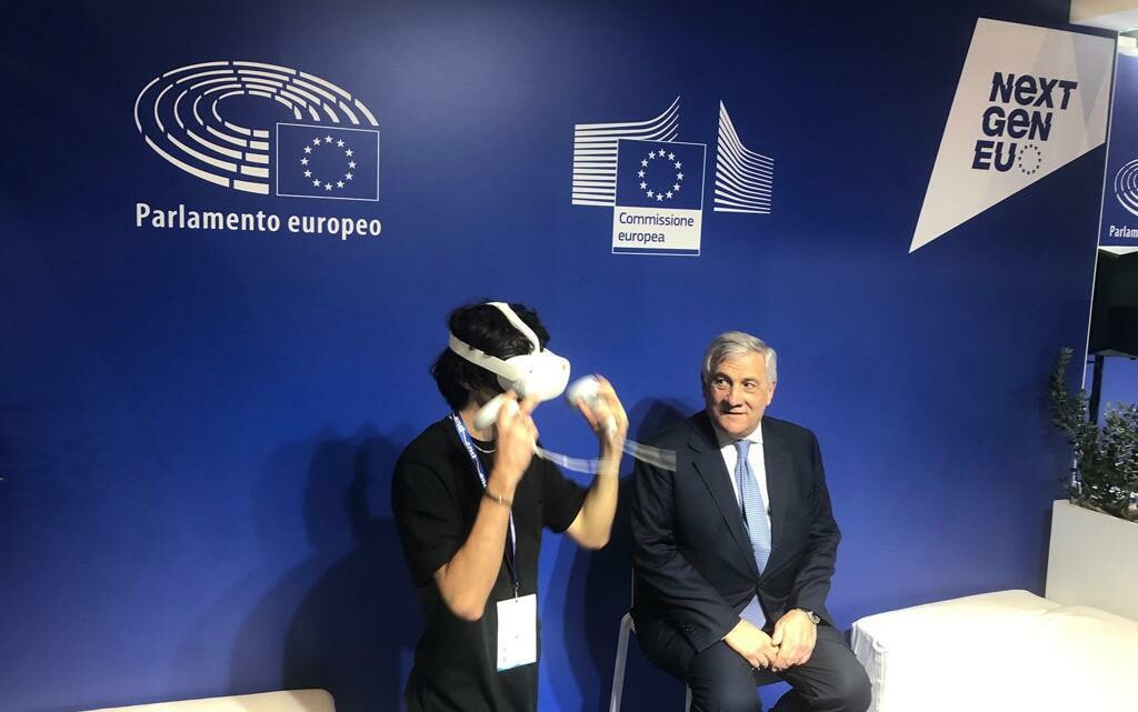 40^ Assemblea ANCI: affluenza record allo stand dedicato dal Parlamento e dalla Commissione europea per la visita virtuale nell’aula plenaria del Parlamento europeo 40^ Assemblea ANCI: affluenza record allo stand dedicato dal Parlamento e dalla Commissione europea per la visita virtuale nell’aula plenaria del Parlamento europeo