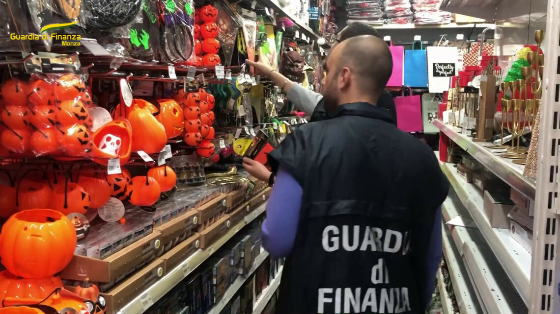 Monza, Gdf sequestra 200mila articoli di Halloween non conformi Monza, Gdf sequestra 200mila articoli di Halloween non conformi