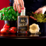 Nasce il liquore “marinara”: pomodoro, aglio, origano e basilico per evocare la classica pizza napoletana. Il liquore marinara è ottimo da gustare sulla bruschetta.