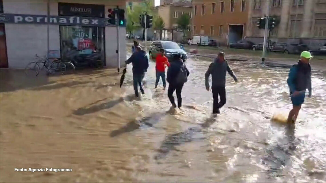 Maltempo, Milano finisce sott’acqua. Esonda il Seveso. Le immagini Maltempo, Milano finisce sott’acqua. Esonda il Seveso. Le immagini