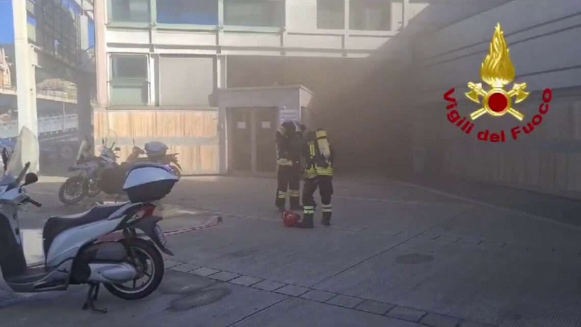 Genova, incendio in centro commerciale al Terminal Traghetti Genova, incendio in centro commerciale al Terminal Traghetti