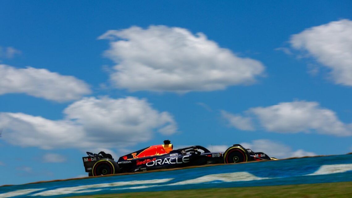 Verstappen vince anche la sprint in Brasile, Ferrari a punti Verstappen vince anche la sprint in Brasile, Ferrari a punti