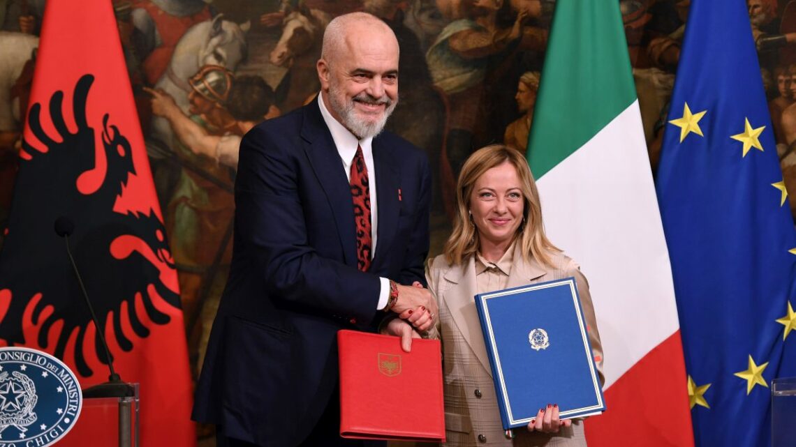 Meloni incontra Rama, accordo su due centri per migranti in Albania Meloni incontra Rama, accordo su due centri per migranti in Albania
