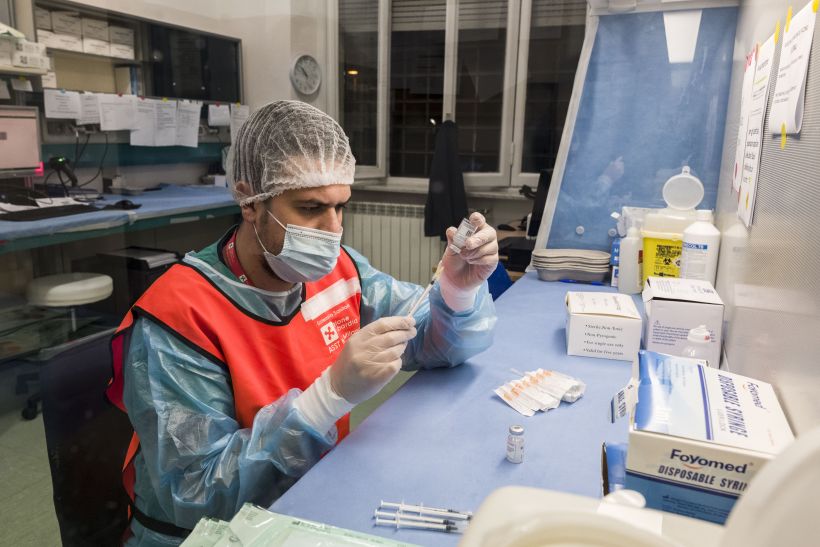 Covid, contagi in calo ma aumento dei decessi Covid, contagi in calo ma aumento dei decessi