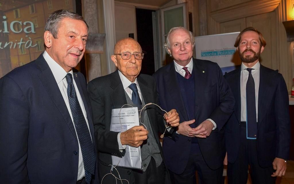Cassese, Profumo e Lucchini aprono 4^ edizione “Vivere nella Comunità” Cassese, Profumo e Lucchini aprono 4^ edizione “Vivere nella Comunità”