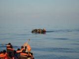 Lampedusa, notte di sbarchi. 900 migranti all’hotspot. Almeno 8 dispersi