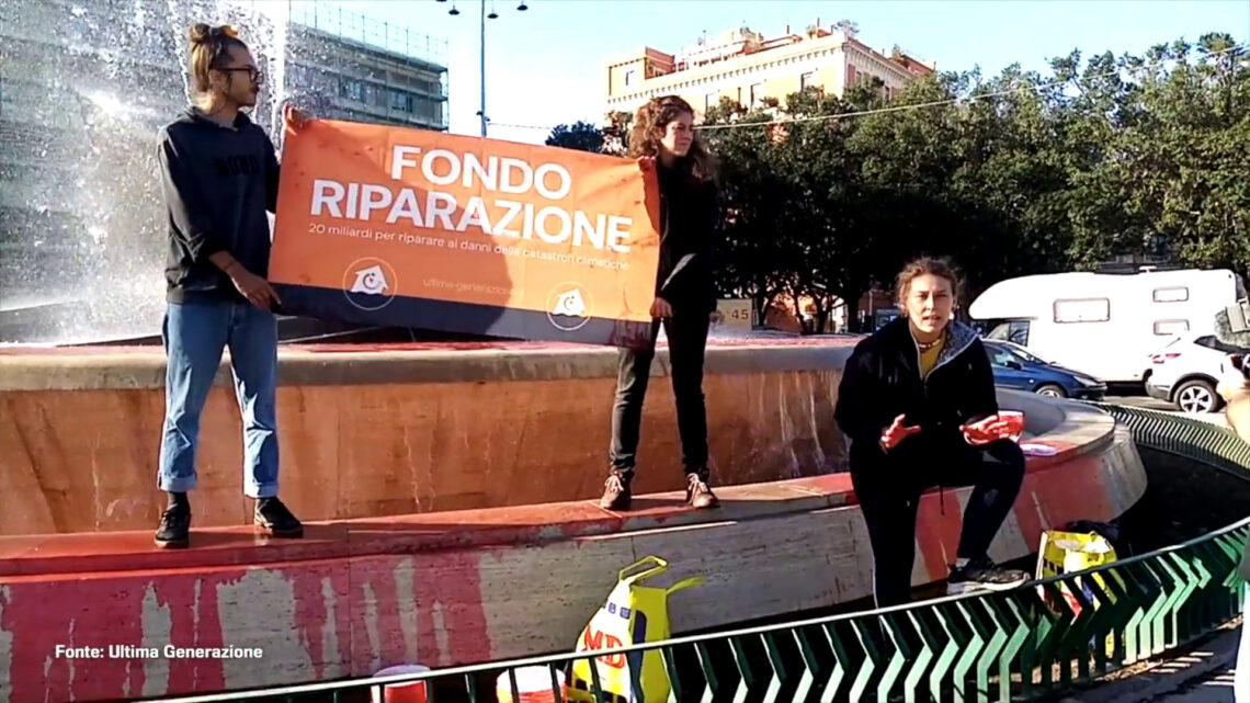 Attivisti di Ultima Generazione “colorano” fontana a Catania Attivisti di Ultima Generazione “colorano” fontana a Catania