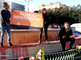 Attivisti di Ultima Generazione “colorano” fontana a Catania