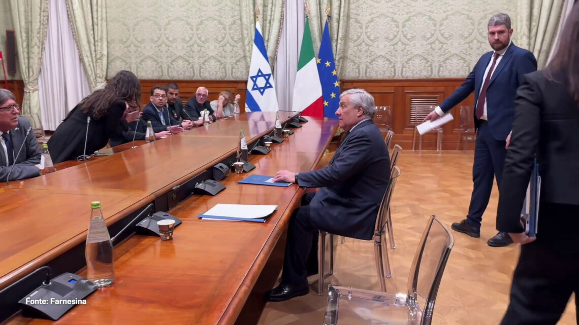 Tajani incontra familiari degli ostaggi israeliani nelle mani di Hamas Tajani incontra familiari degli ostaggi israeliani nelle mani di Hamas