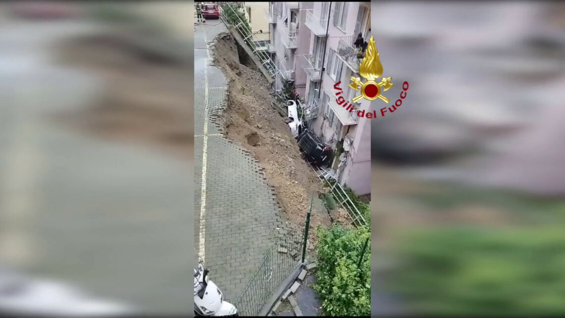 Crolla muro di contenimento a Genova, una ventina gli evacuati Crolla muro di contenimento a Genova, una ventina gli evacuati