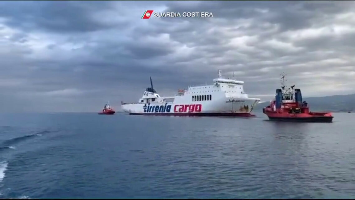 Nave incagliata nel Messinese, concluse le operazioni di disincaglio Nave incagliata nel Messinese, concluse le operazioni di disincaglio