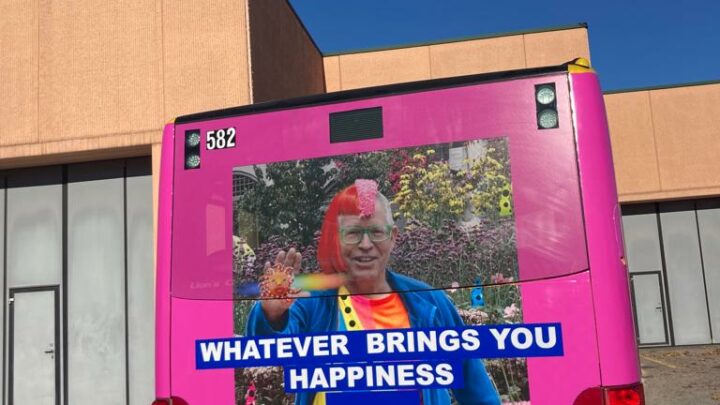 Christmas design al via a Bergamo: da oggi in strada il bus con la mostra diffusa Whatever brings you happiness