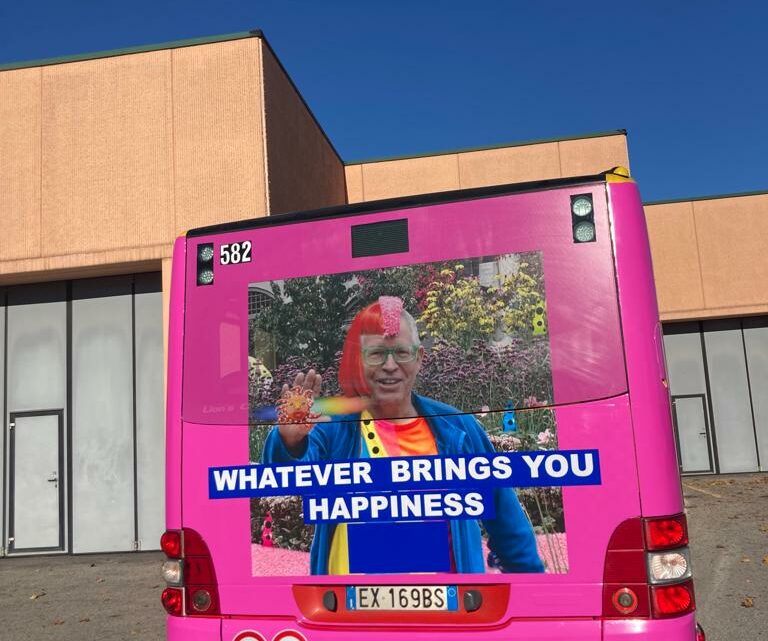 Christmas design al via a Bergamo: da oggi in strada il bus con la mostra diffusa Whatever brings you happiness Christmas design al via a Bergamo: da oggi in strada il bus con la mostra diffusa Whatever brings you happiness