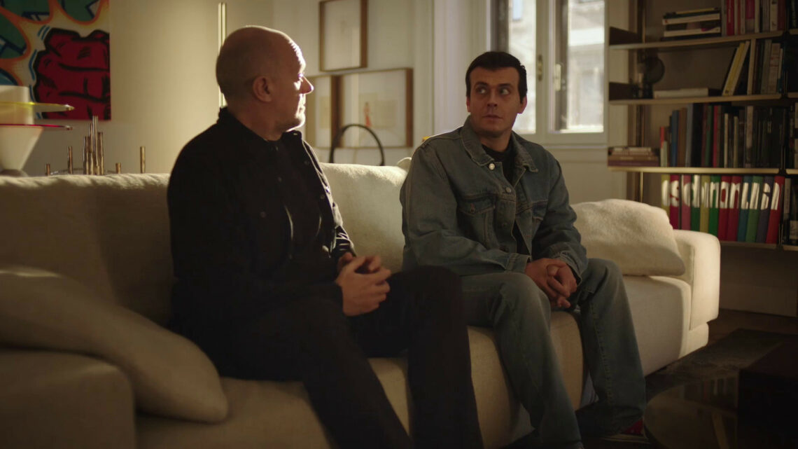 Max Pezzali incontra la sua versione anni ’90 con Sky Glass Max Pezzali incontra la sua versione anni ’90 con Sky Glass