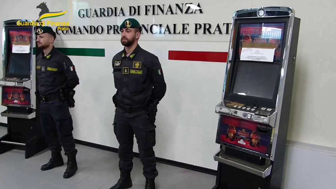 Prato, controllo in un internet point. Sequestrati 65 Pc senza licenza Prato, controllo in un internet point. Sequestrati 65 Pc senza licenza