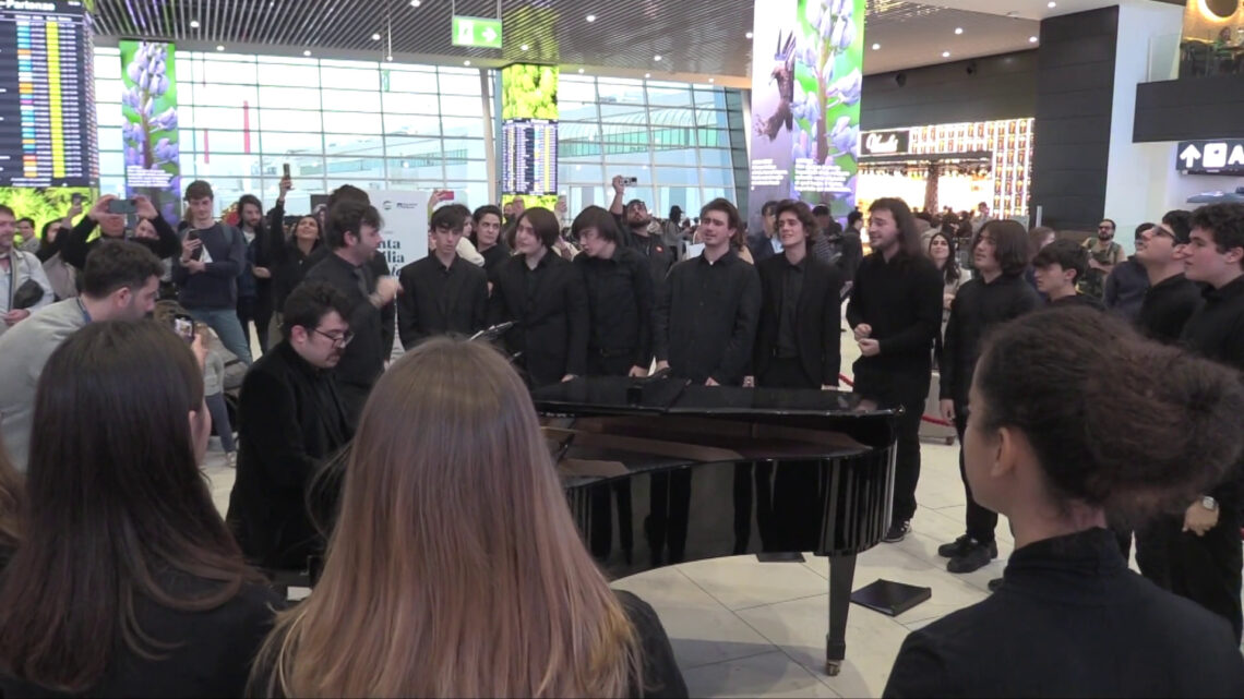 Accademia Santa Cecilia vola a Fiumicino, flash mob di 22 cantanti Accademia Santa Cecilia vola a Fiumicino, flash mob di 22 cantanti