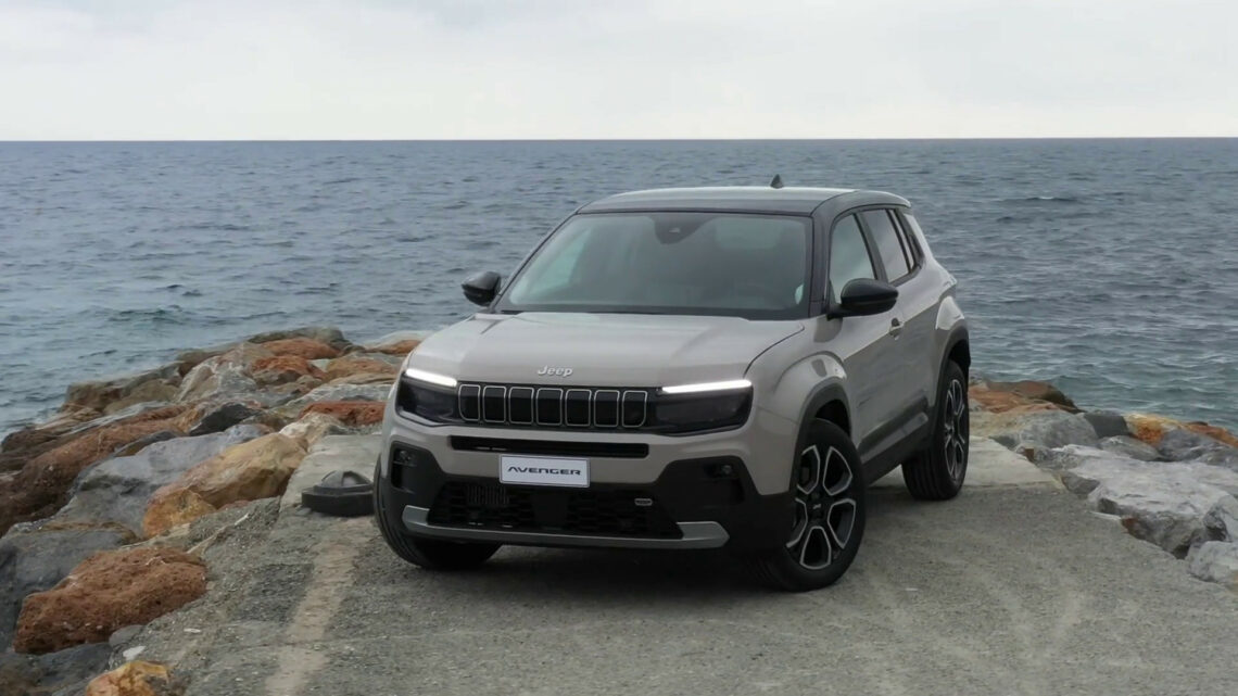 Jeep Avenger 2024 e-hybrid, il piacere della guida si rinnova Jeep Avenger 2024 e-hybrid, il piacere della guida si rinnova