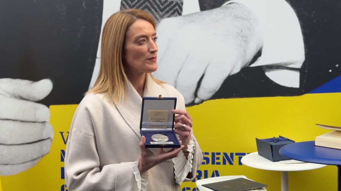 Lagalla dona a Metsola medaglia d’argento della Città di Palermo Lagalla dona a Metsola medaglia d’argento della Città di Palermo