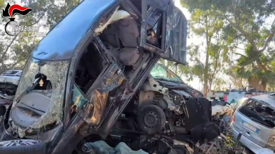 Auto rubate in discarica abusiva nel Catanese, due denunce Auto rubate in discarica abusiva nel Catanese, due denunce