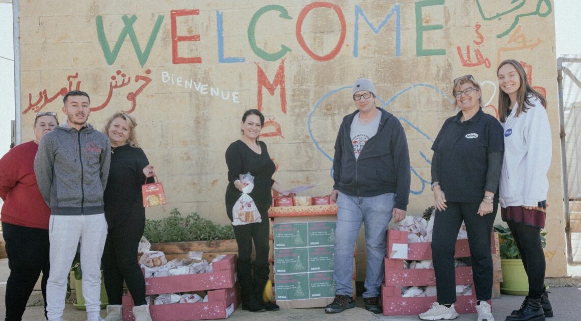 Malta, in occasione del Natale MOAS dona 285 panettoni ai residenti dei centri di accoglienza Malta, in occasione del Natale MOAS dona 285 panettoni ai residenti dei centri di accoglienza