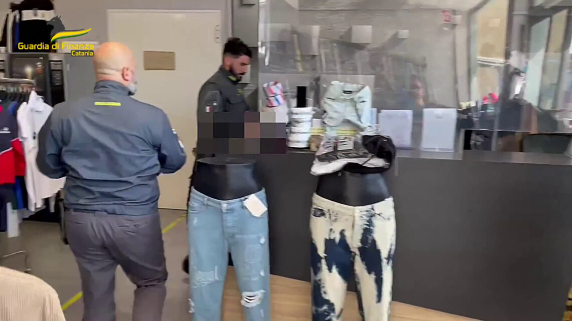 A Catania sequestrati oltre 1.200 prodotti contraffatti, 2 denunciati A Catania sequestrati oltre 1.200 prodotti contraffatti, 2 denunciati