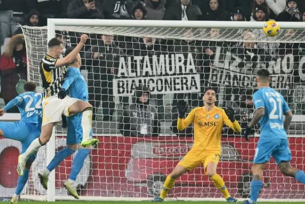 Serie A, il Napoli gioca ma è battuto dalla Juve che vince e torna prima Serie A, il Napoli gioca ma è battuto dalla Juve che vince e torna prima