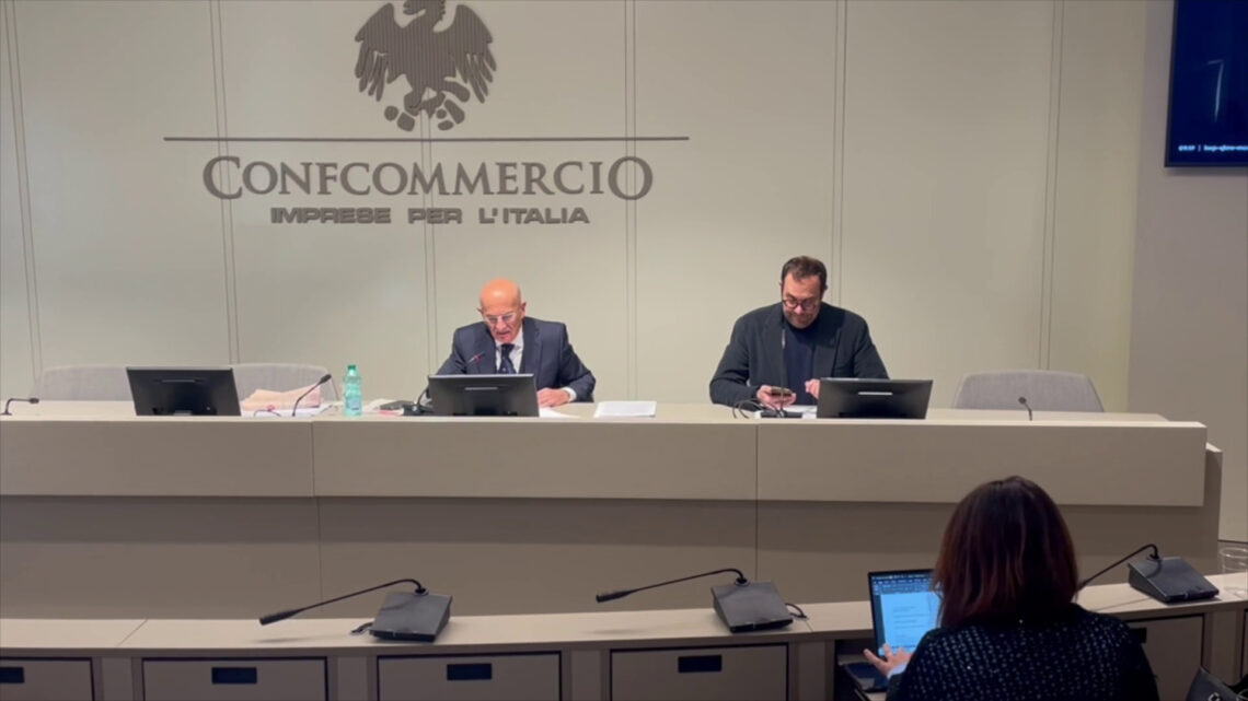 Gli italiani spenderanno 8 miliardi per i regali di Natale Gli italiani spenderanno 8 miliardi per i regali di Natale