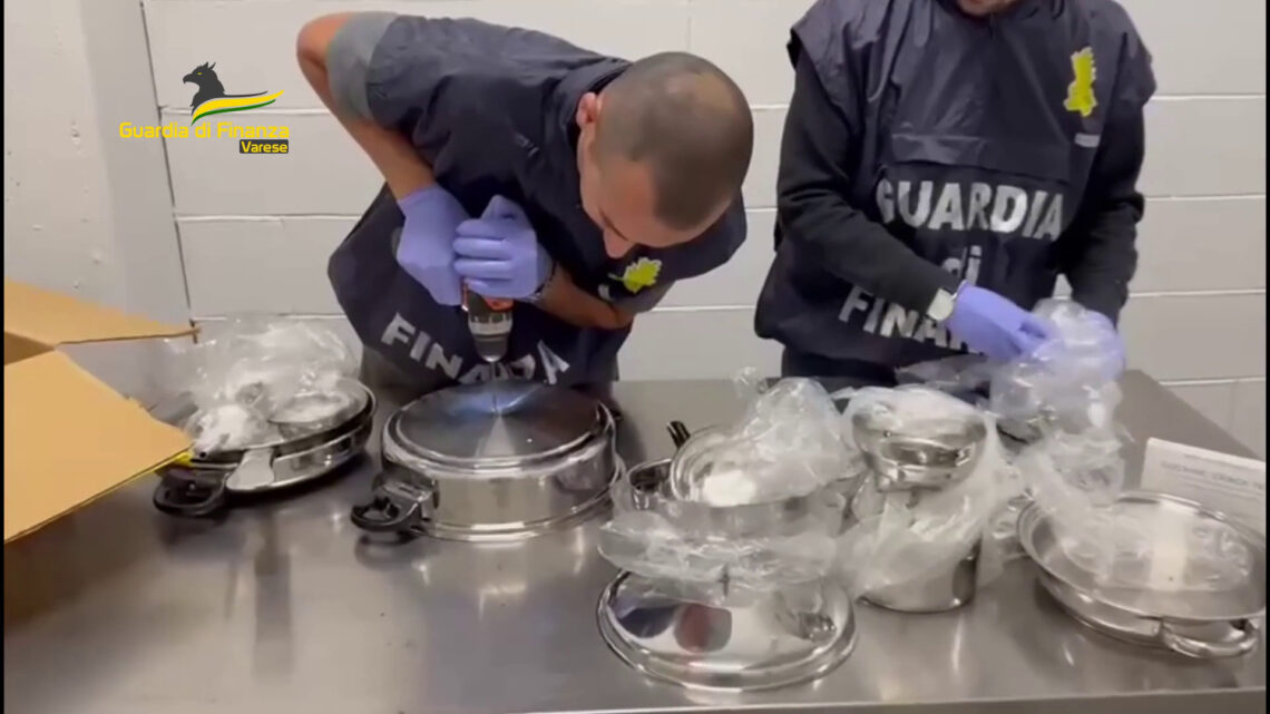 Quattro chili di cocaina nel doppiofondo di una pentola, arrestata Quattro chili di cocaina nel doppiofondo di una pentola, arrestata