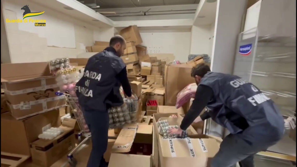 Monza, maxi sequestro di circa cinque quintali di fuochi d’artificio Monza, maxi sequestro di circa cinque quintali di fuochi d’artificio