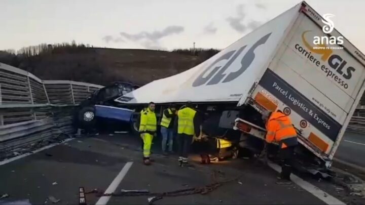Calabria: carreggiata chiusa su A2 per incidente mezzo pesante.