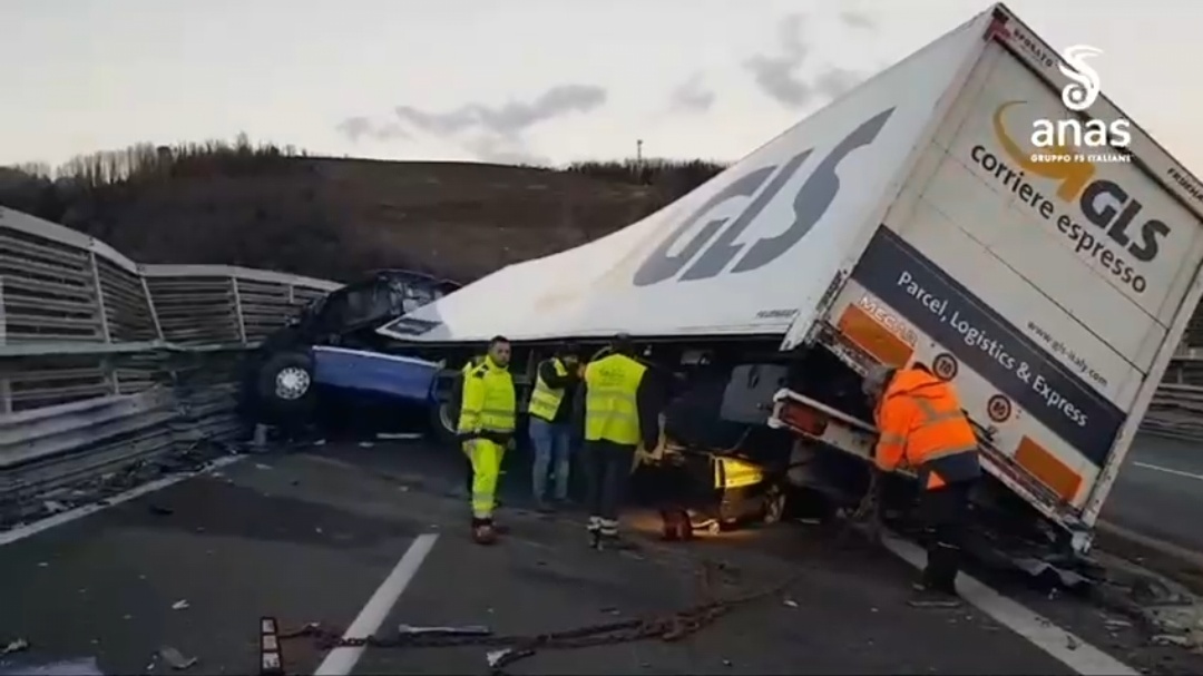 Calabria: carreggiata chiusa su A2 per incidente mezzo pesante. Calabria: carreggiata chiusa su A2 per incidente mezzo pesante.