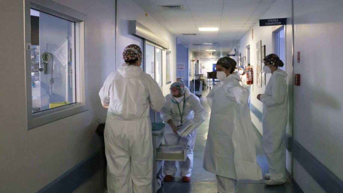 Covid, in una settimana nuovi casi in calo del 39,9% Covid, in una settimana nuovi casi in calo del 39,9%