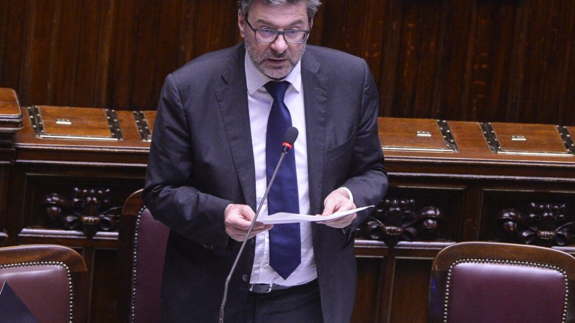 Poste, Giorgetti “Nessuna svendita, controllo dello Stato garantito” Poste, Giorgetti “Nessuna svendita, controllo dello Stato garantito”