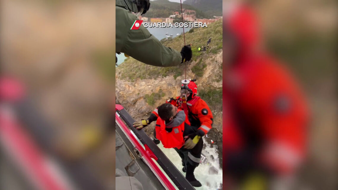 Imbarcazione contro gli scogli a Porto Ercole, in salvo due diportisti Imbarcazione contro gli scogli a Porto Ercole, in salvo due diportisti