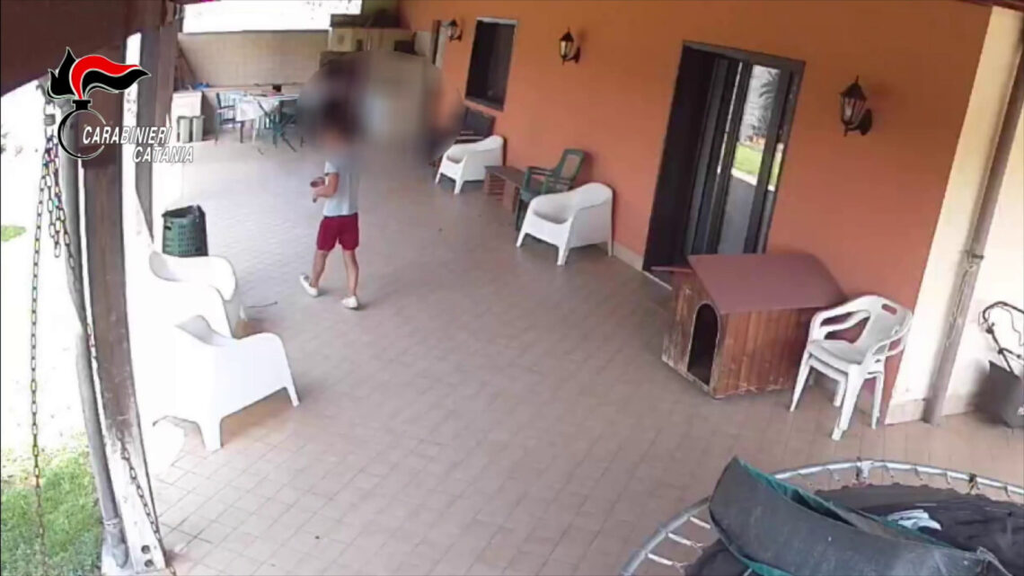 Ruba in una villa mentre proprietaria dorme, denunciato nel Catanese Ruba in una villa mentre proprietaria dorme, denunciato nel Catanese