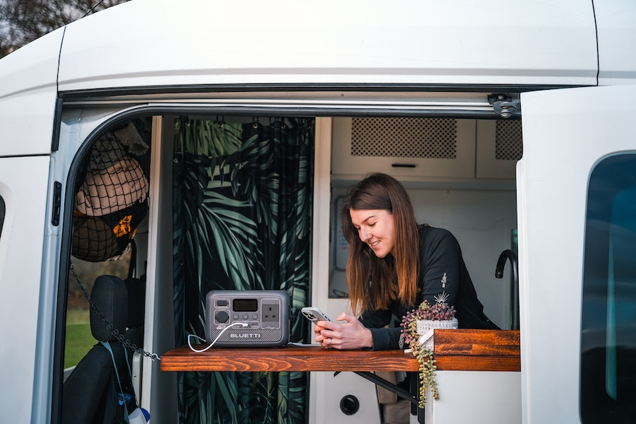 La nuovissima Bluetti AC2A è la più compatta tra le soluzioni energetiche off-grid, ed è ideale per gli amanti dell’outdoor senza rinunce e gli smart worker più avventurosi.