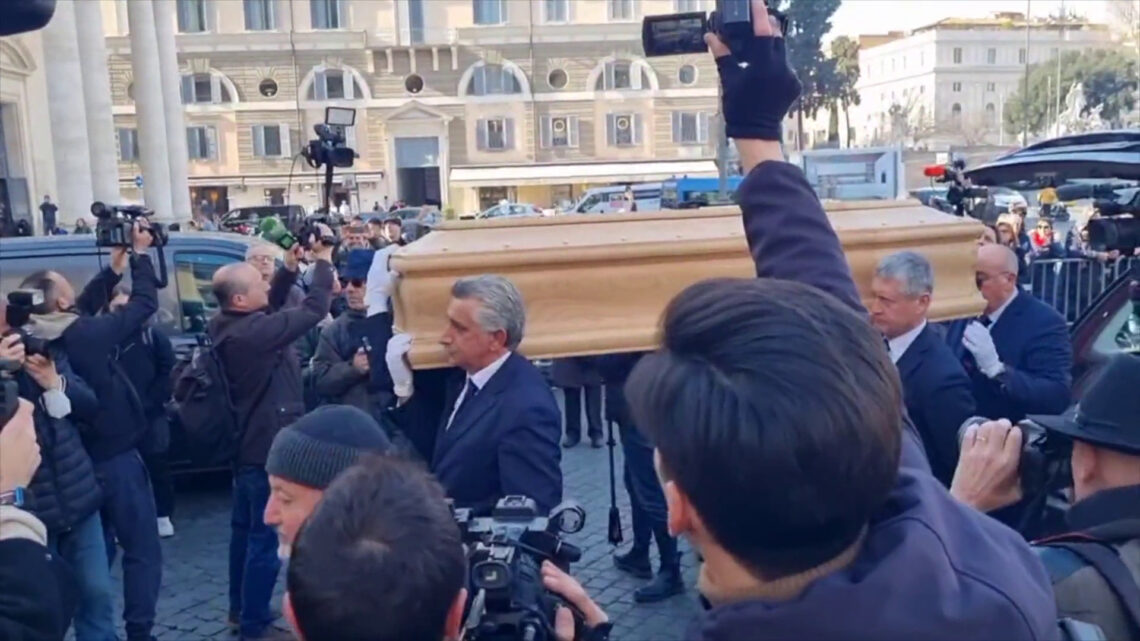 Sandra Milo, l’arrivo del feretro davanti alla Chiesa degli Artisti Sandra Milo, l’arrivo del feretro davanti alla Chiesa degli Artisti