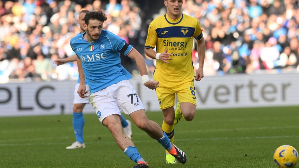 Ngonge e magia Kvaratskhelia, il Napoli ribalta il Verona 2-1 Ngonge e magia Kvaratskhelia, il Napoli ribalta il Verona 2-1