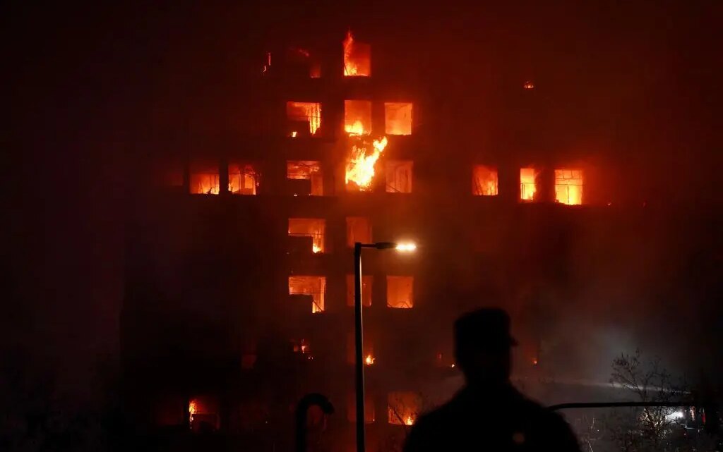 Spagna, incendio divora grattacielo a Valencia. Almeno 10 morti Spagna, incendio divora grattacielo a Valencia. Almeno 10 morti