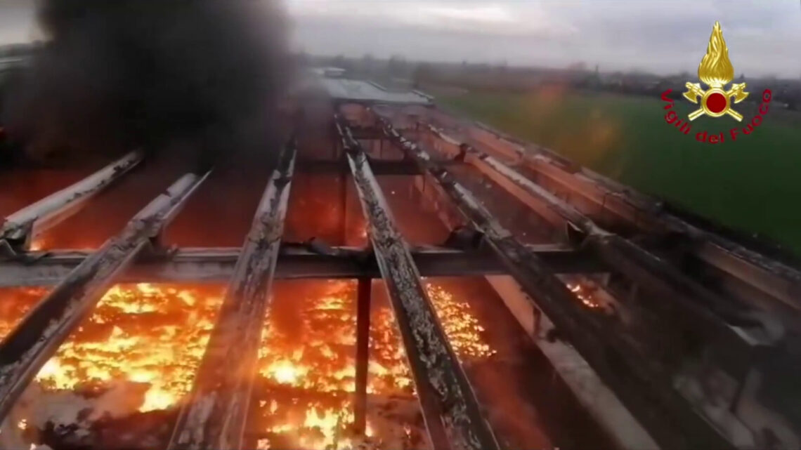 Incendio capannone nel milanese, proseguono operazioni spegnimento Incendio capannone nel milanese, proseguono operazioni spegnimento