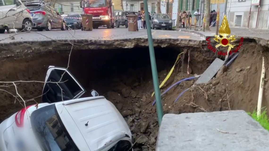 Voragine in strada a Napoli, due persone salvate dai Vigili del Fuoco Voragine in strada a Napoli, due persone salvate dai Vigili del Fuoco